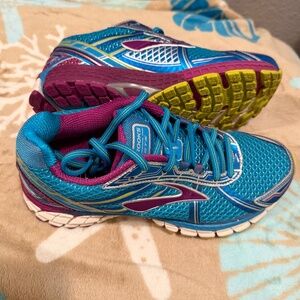 BROOKS GTS 15 Adrenaline~women’s Size 7~NEW💙💜